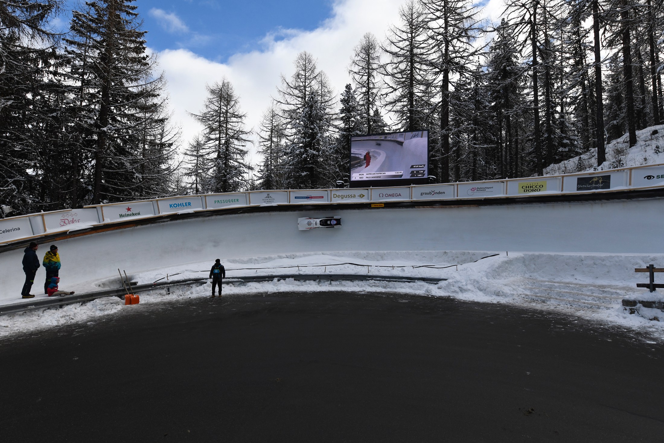 Horse shoe corner tijdens de 2-mans Europacup — Op naar snelheden boven de 140 km/u
